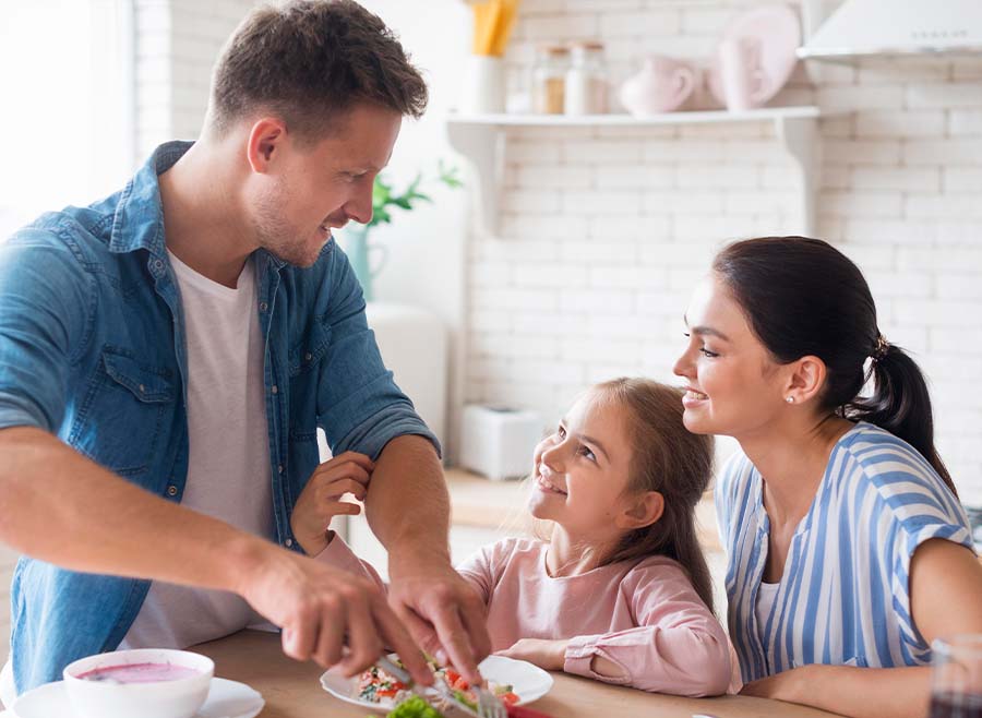 familia cocinando con aceite de coco